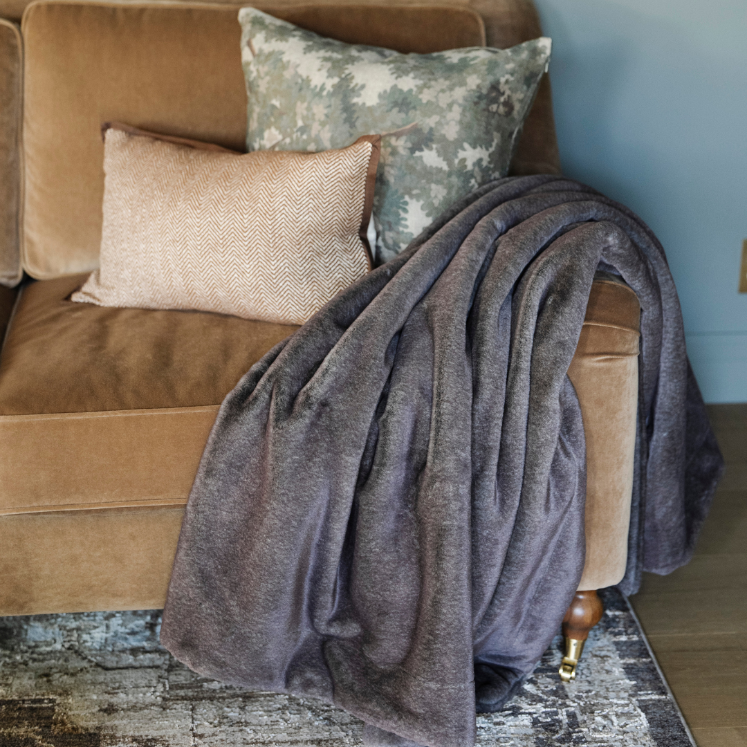 GRAND FAUX FUR THROW BLANKETS